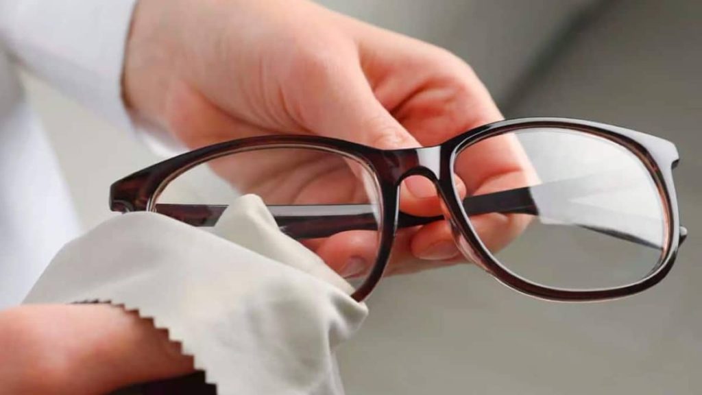 Sjajni savjeti za čišćenje naočala bez krpe i tekućine prema optici