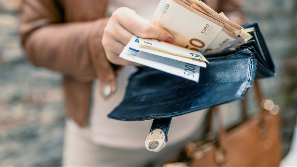 Pokazalo se da vam način na koji spremate novac može puno reći! Psiholozi su definirali 4 uobičajene značajke ljudi koji sortiraju novčanice prema nominalnoj vrijednosti.