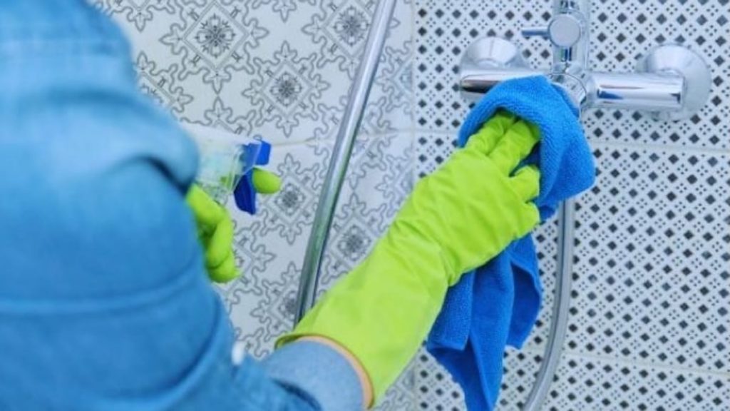 T -majica s pergamentnim papirom za uklanjanje ljestvice sa zaslona za tuširanje u 1 minuti