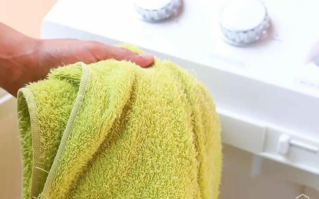 U bubanj ulijem tri žlice. Izvadim meke i lepršave ručnike iz perilice rublja, kao nove.