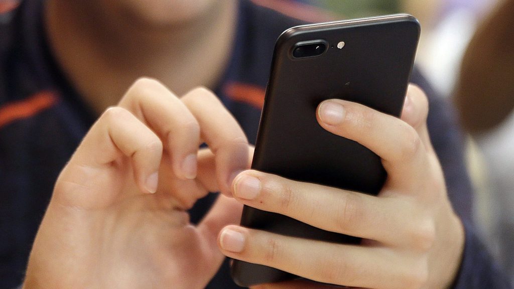 Neki Česi primaju pozive koji prekidaju čim podignu svoj mobilni telefon.