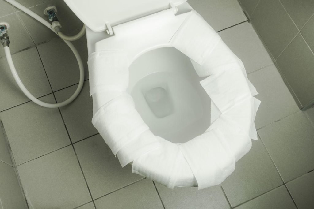 Je li bolje položiti papir na sjedalo javnog toaleta ili ga koristiti u čučnju?