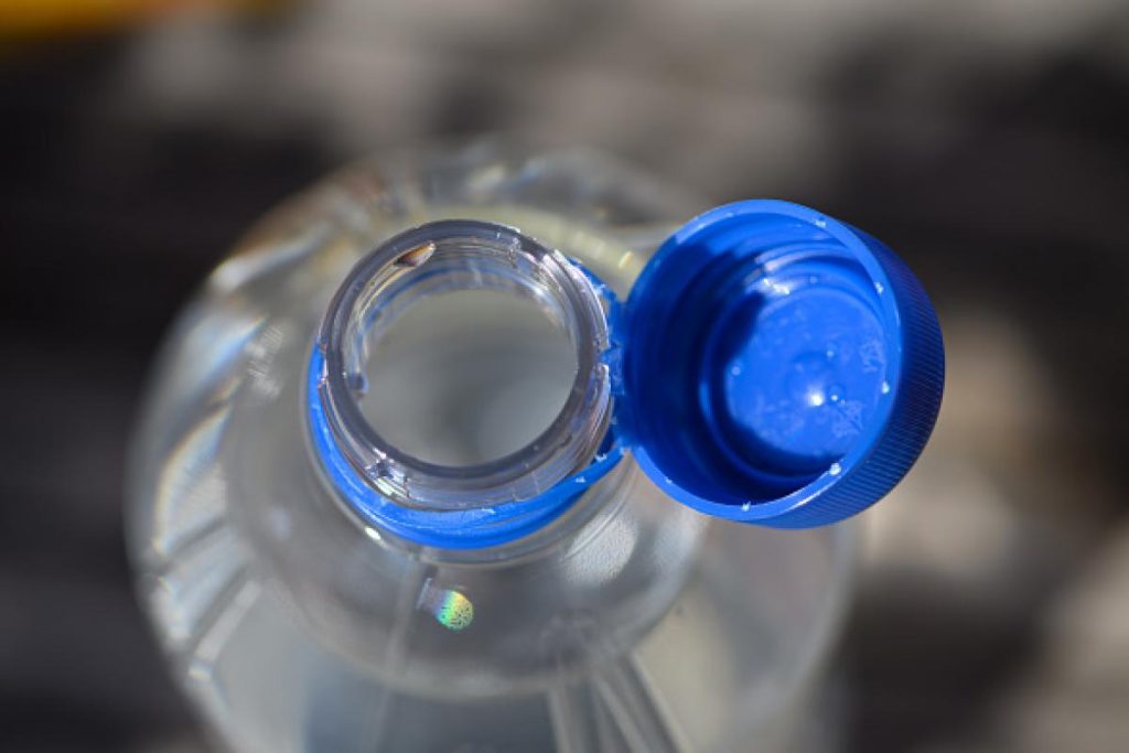 Jedan nespojivi poklopac nije bio dovoljan: plastične boce čekaju dodatne promjene