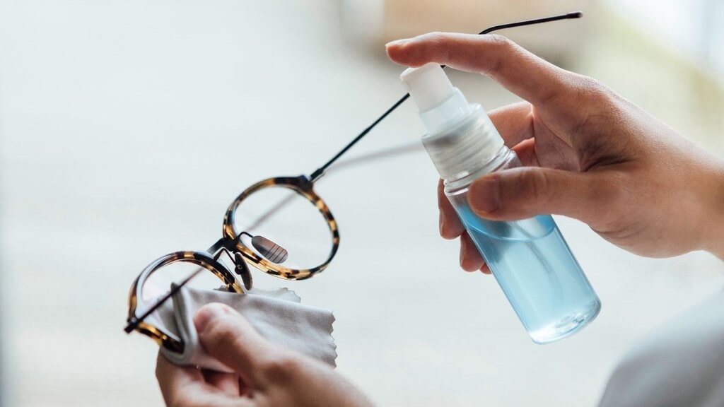 Sjajni savjeti za čišćenje naočala bez krpe i tekućine prema optici