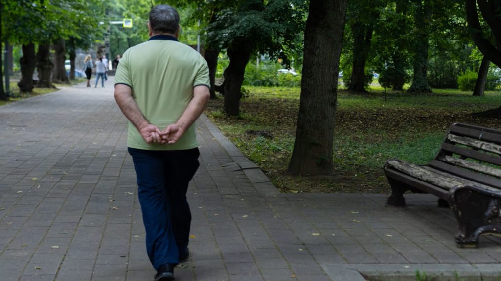 Što znači hodati rukama iza leđa prema psihologiji