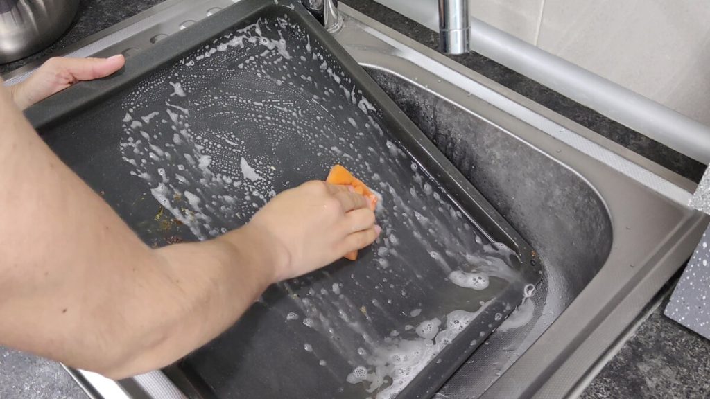 Nema plamenika masti ili octa: profesionalni trik kako izgledati kao nova ladica za pečenje