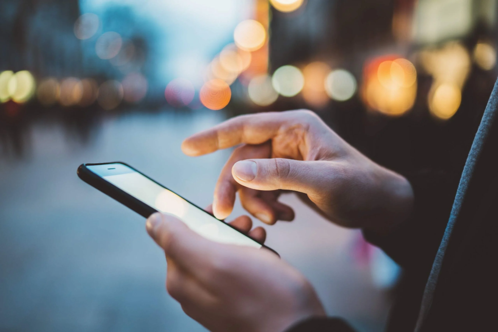 Neki Česi primaju pozive koji prekidaju čim podignu svoj mobilni telefon.