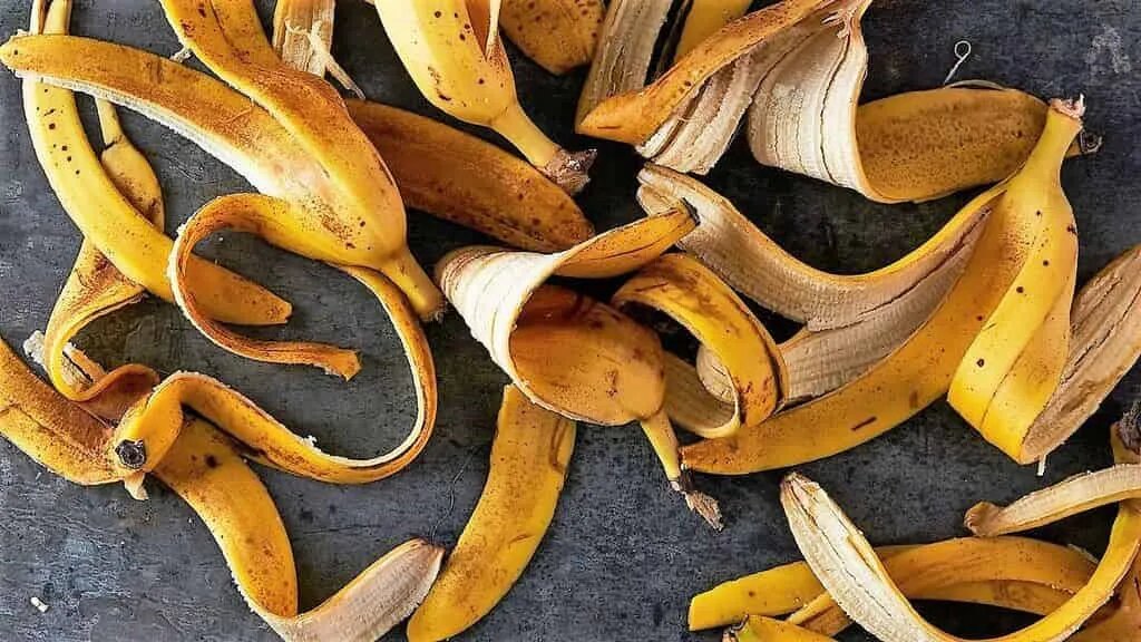 Što i zašto se preporučuje miješati kore od banane s kavom
