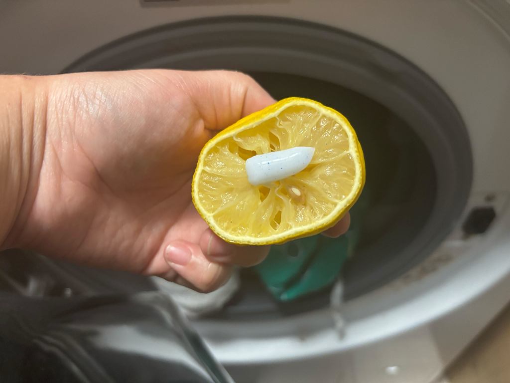 Gurnite limunovu pastu za zube. U snimku ćete se riješiti 
