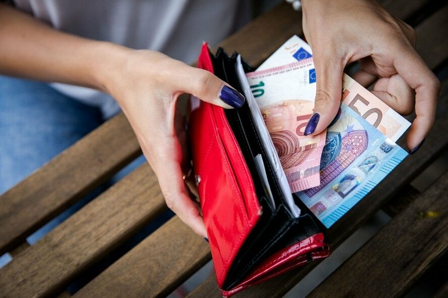 Ako više ne želite živjeti od plaće do plaće, eliminirajte ovih 8 kupovina iz svog svakodnevnog života