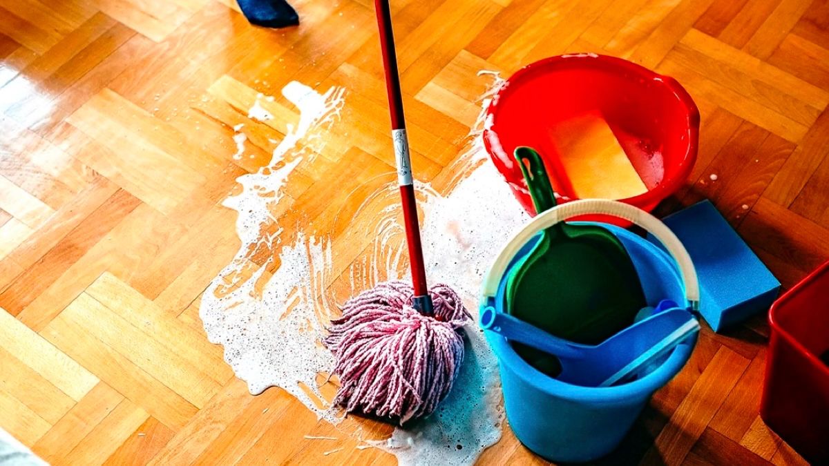 Ni Bleach ni amonijak: sastojak koji morate staviti u kantu tako da vaši podovi sjaju kao novi