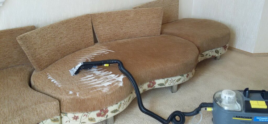 Stručnjaci potvrđuju: Pjena za brijanje čudotvorno uklanja mrlje s tapeciranih stolica i sofa