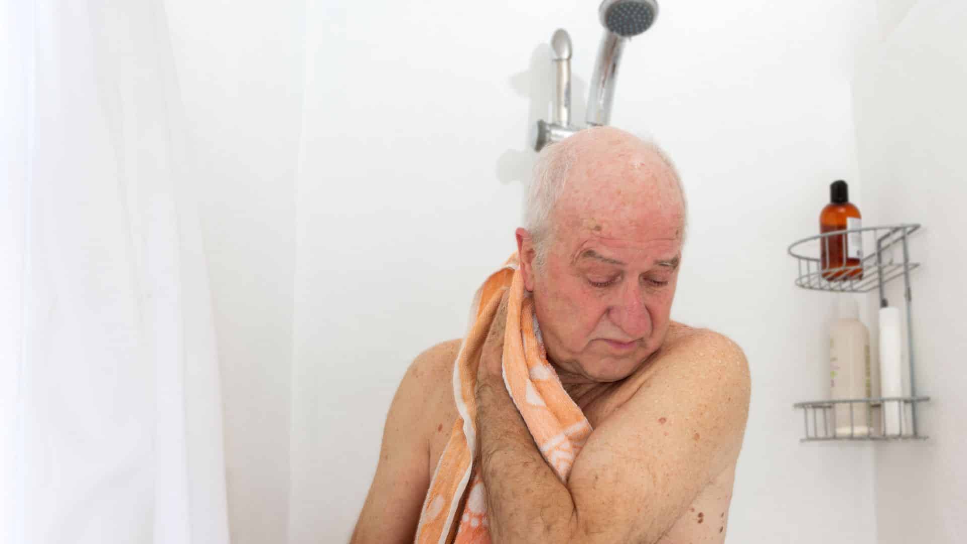 Iznenađujuća istina o tome koliko puta dnevno biste se trebali tuširati nakon 65. godine radi zdravlja i higijene