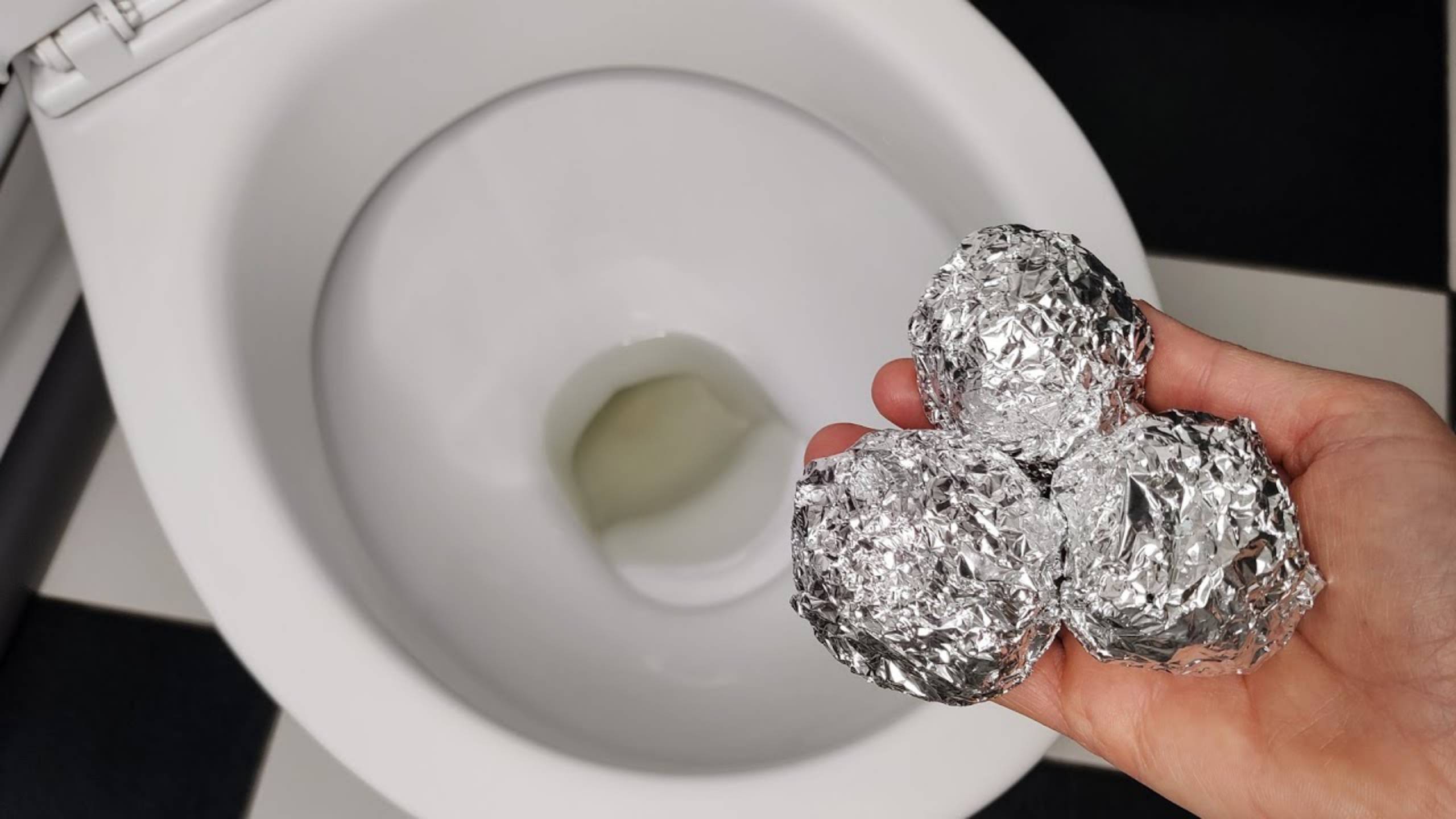 Kuglica od aluminijske folije u WC-u: jednostavan trik koji vrijedi isprobati kako bi vaša kupaonica lijepo mirisala