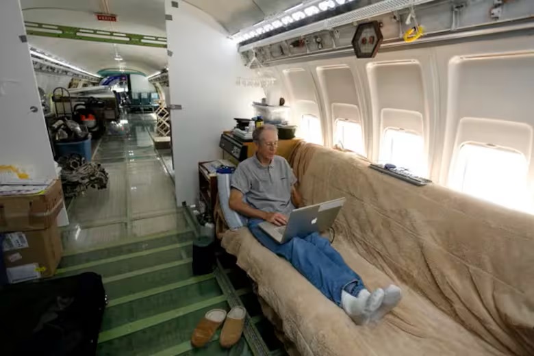 Živi u napuštenom avionu i dijeli svoje iskustvo kako bi nadahnuo druge