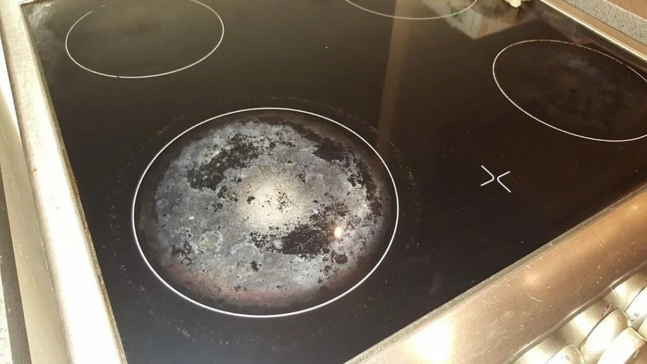 Molimo vas da više ne koristite trik sa staklokeramičkom pločom za kuhanje koji je postao moderan.