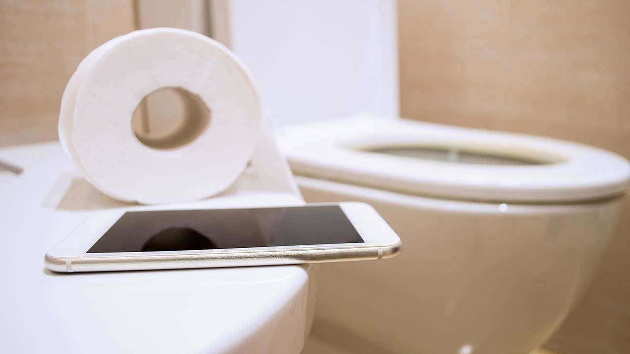 Ako nosite telefon na WC, u ozbiljnoj ste opasnosti: kažu stručnjaci